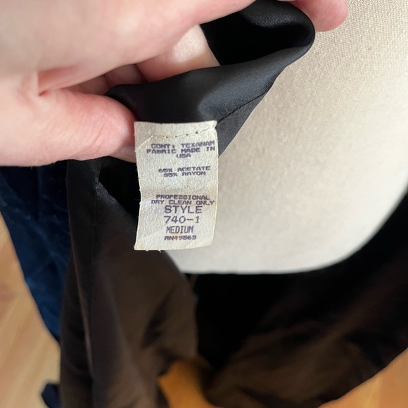 Elegant Black Velvet Opera Cape - Picture 4 of 4